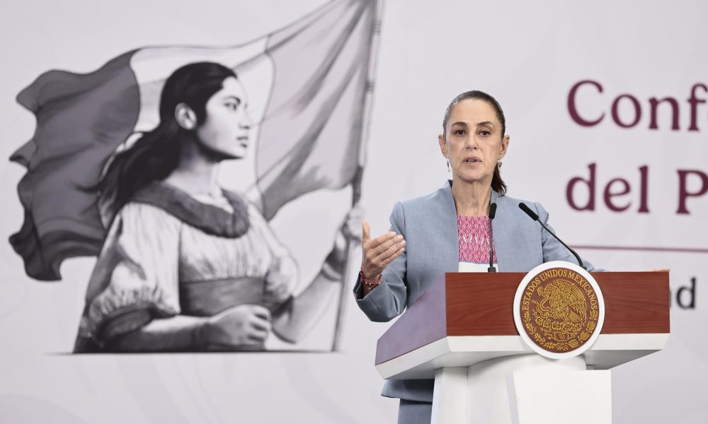 La presidenta de México, Claudia Sheinbaum, habla durante una rueda de prensa este martes en el Palacio Nacional de la Ciudad de México (México). EFE/José Méndez