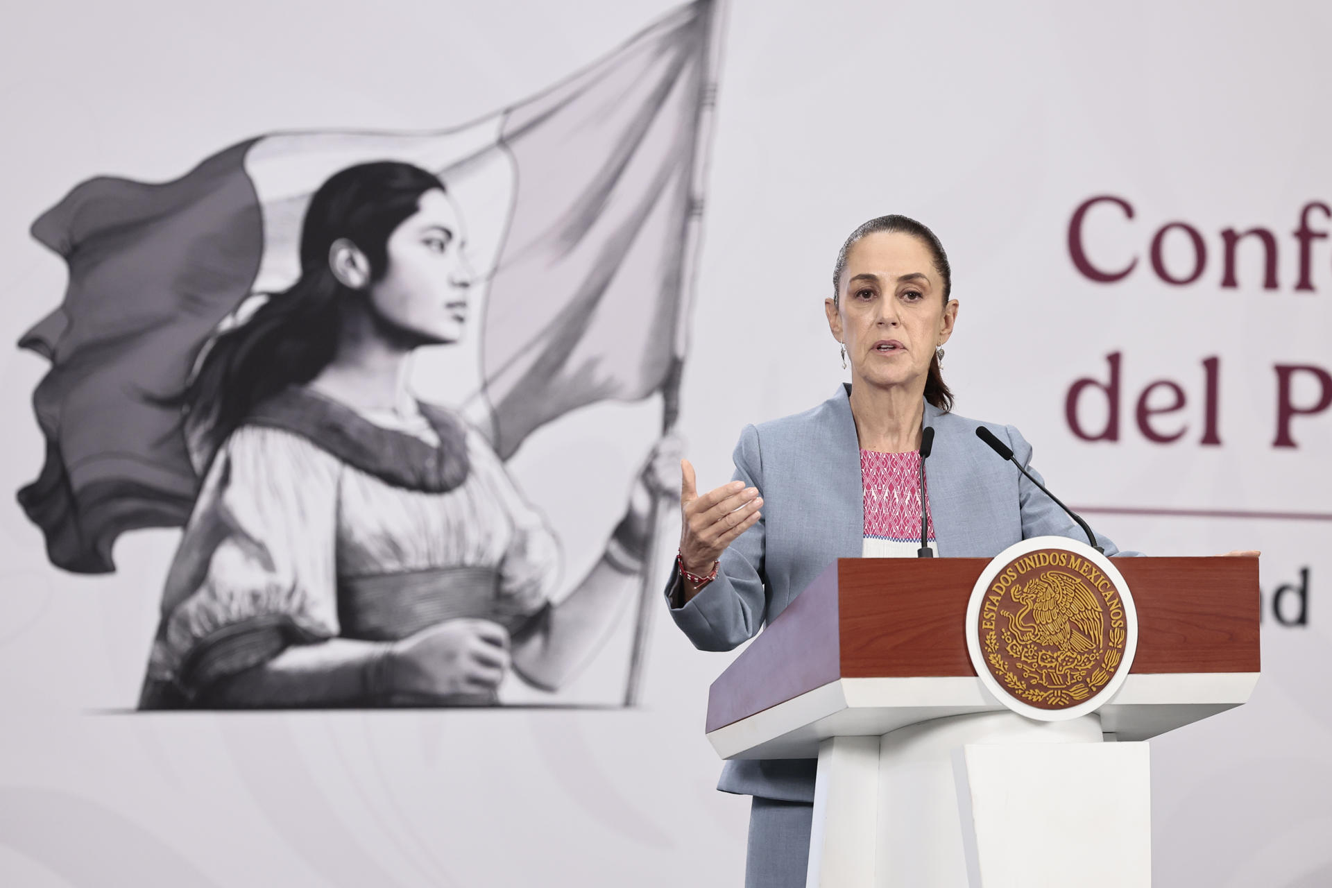 La presidenta de México, Claudia Sheinbaum, habla durante una rueda de prensa este martes en el Palacio Nacional de la Ciudad de México (México). EFE/José Méndez
