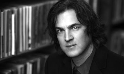 En la última década se ha convertido en uno de los escritores de suspense más vendidos en Estados Unidos. J. D. Barker, autor de la trilogía 'El cuarto mono', abraza el terror con aire nostálgico en su nueva novela, 'El pacto' (Destino), que presenta estos días en España coincidiendo con la semana del libro. EFE/ editorial Destino/Dayna Barker /SOLO USO EDITORIAL/SOLO DISPONIBLE PARA ILUSTRAR LA NOTICIA QUE ACOMPAÑA (CRÉDITO OBLIGATORIO)