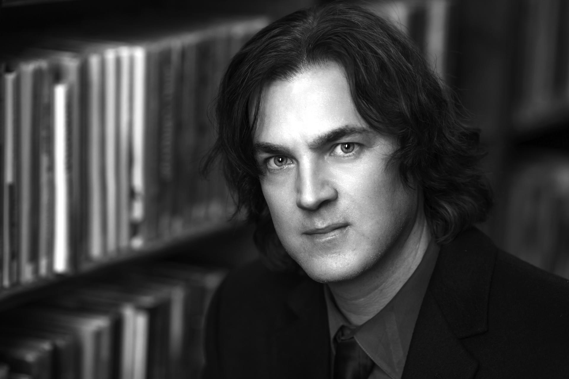 En la última década se ha convertido en uno de los escritores de suspense más vendidos en Estados Unidos. J. D. Barker, autor de la trilogía 'El cuarto mono', abraza el terror con aire nostálgico en su nueva novela, 'El pacto' (Destino), que presenta estos días en España coincidiendo con la semana del libro. EFE/ editorial Destino/Dayna Barker /SOLO USO EDITORIAL/SOLO DISPONIBLE PARA ILUSTRAR LA NOTICIA QUE ACOMPAÑA (CRÉDITO OBLIGATORIO)