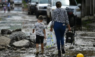 Personas caminan en una zona afectada por una inundación provocada por el desbordamiento del río Tajo en el municipio de Tototlán (México). EFE/ Francisco Guasco