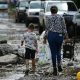 Personas caminan en una zona afectada por una inundación provocada por el desbordamiento del río Tajo en el municipio de Tototlán (México). EFE/ Francisco Guasco