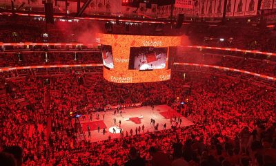 CHICAGO (EE.UU.), 24/04/2026.- De los 6 anillos de Michael Jordan a la crisis deportiva. Es la dura realidad de los Chicago Bulls. Sin 'playoffs' en cuatro años y sin dirección deportiva ni entrenador, el equipo perdió cualquier ilusión de proyecto. Con una paradoja. El negocio sigue facturando: su valor aumentó un 20 % en 2025 y los ingresos superaron los 400 millones de dólares. Los Bulls terminaron la temporada de la NBA con un balance de 31 victorias y 51 derrotas. Fuera de la contienda por los 'playoffs'. En los anteriores tres años, vivieron cursos deslucidos que acabaron con eliminaciones en el 'play-in' y sin tener ninguna ambición real de competir. Sin embargo, el United Center fue el pabellón con más asistencia este año en la NBA, con más de 829.000 espectadores en total.-EFE/ Andrea Montolivo