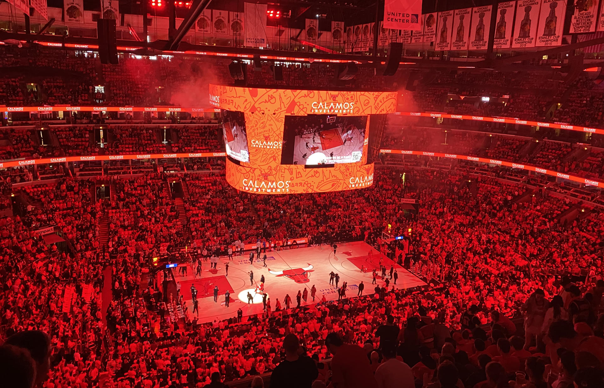 CHICAGO (EE.UU.), 24/04/2026.- De los 6 anillos de Michael Jordan a la crisis deportiva. Es la dura realidad de los Chicago Bulls. Sin 'playoffs' en cuatro años y sin dirección deportiva ni entrenador, el equipo perdió cualquier ilusión de proyecto. Con una paradoja. El negocio sigue facturando: su valor aumentó un 20 % en 2025 y los ingresos superaron los 400 millones de dólares. Los Bulls terminaron la temporada de la NBA con un balance de 31 victorias y 51 derrotas. Fuera de la contienda por los 'playoffs'. En los anteriores tres años, vivieron cursos deslucidos que acabaron con eliminaciones en el 'play-in' y sin tener ninguna ambición real de competir. Sin embargo, el United Center fue el pabellón con más asistencia este año en la NBA, con más de 829.000 espectadores en total.-EFE/ Andrea Montolivo