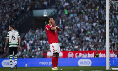 El jugador del Benfica Giorgi Kochorashvili reacciona durante el partido de la Liga Portuguesa que han jugado Benfica y Sporting CP en Lisboa, Portugal. EFE/EPA/FILIPE AMORIM
