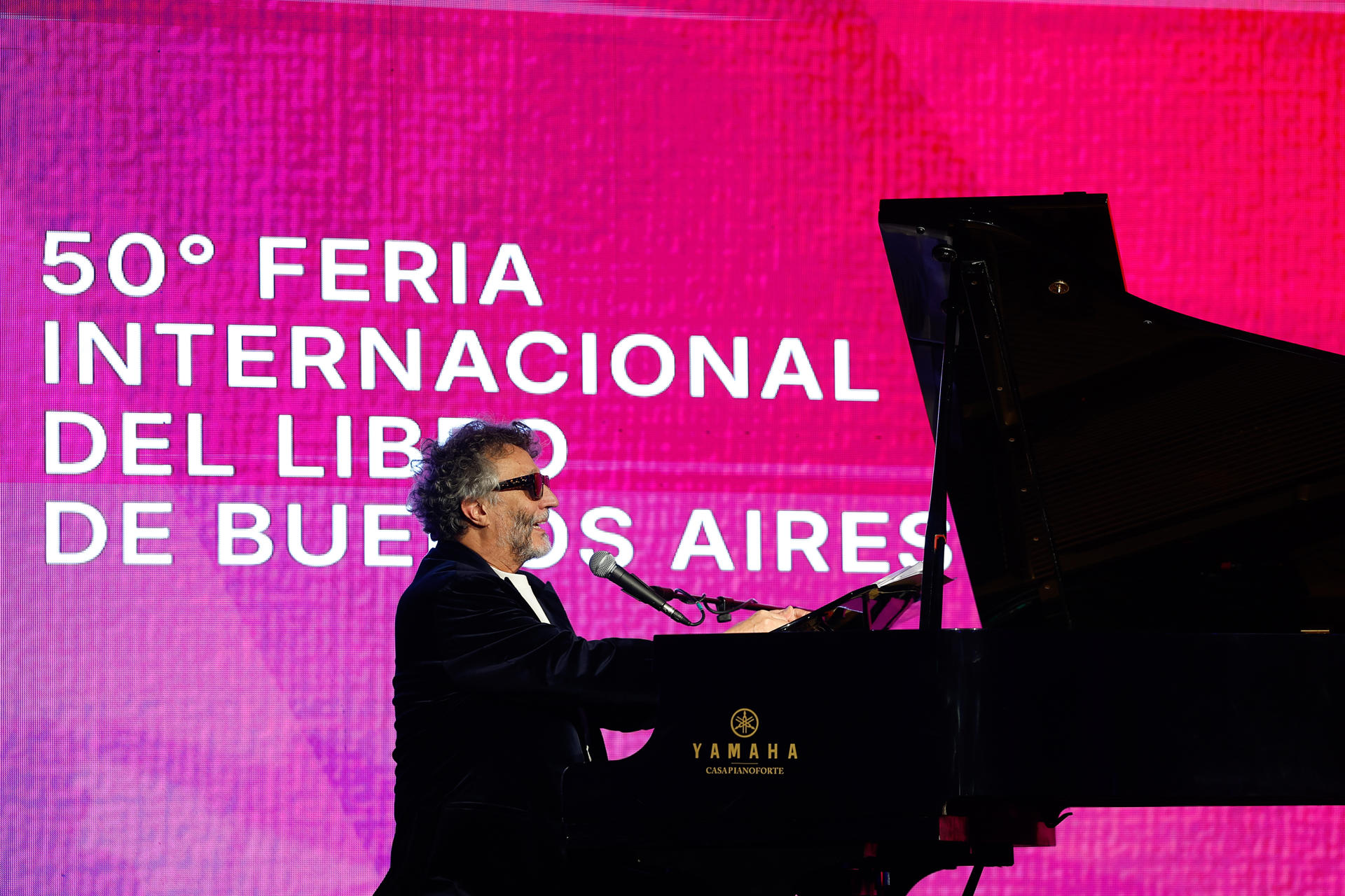 El artista argentino Fito Páez se presenta durante inauguración de la 50ª edición de la Feria Internacional del Libro de Buenos Aires este jueves, en Buenos Aires (Argentina). EFE/ Juan Ignacio Roncoroni