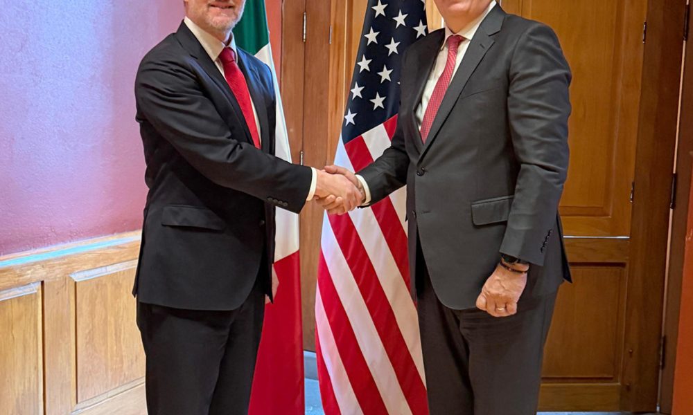Fotografía cedida este lunes por la Secretaria de Economía, de su titular Marcelo Ebrard (d) junto al representante comercial de Estados Unidos, Jamieson Greer, durante una reunión en Ciudad de México (México). EFE/Secretaria de Economía/SOLO USO EDITORIAL/NO VENTAS/SOLO DISPONIBLE PARA ILUSTRAR LA NOTICIA QUE ACOMPAÑA (CRÉDITO OBLIGATORIO)