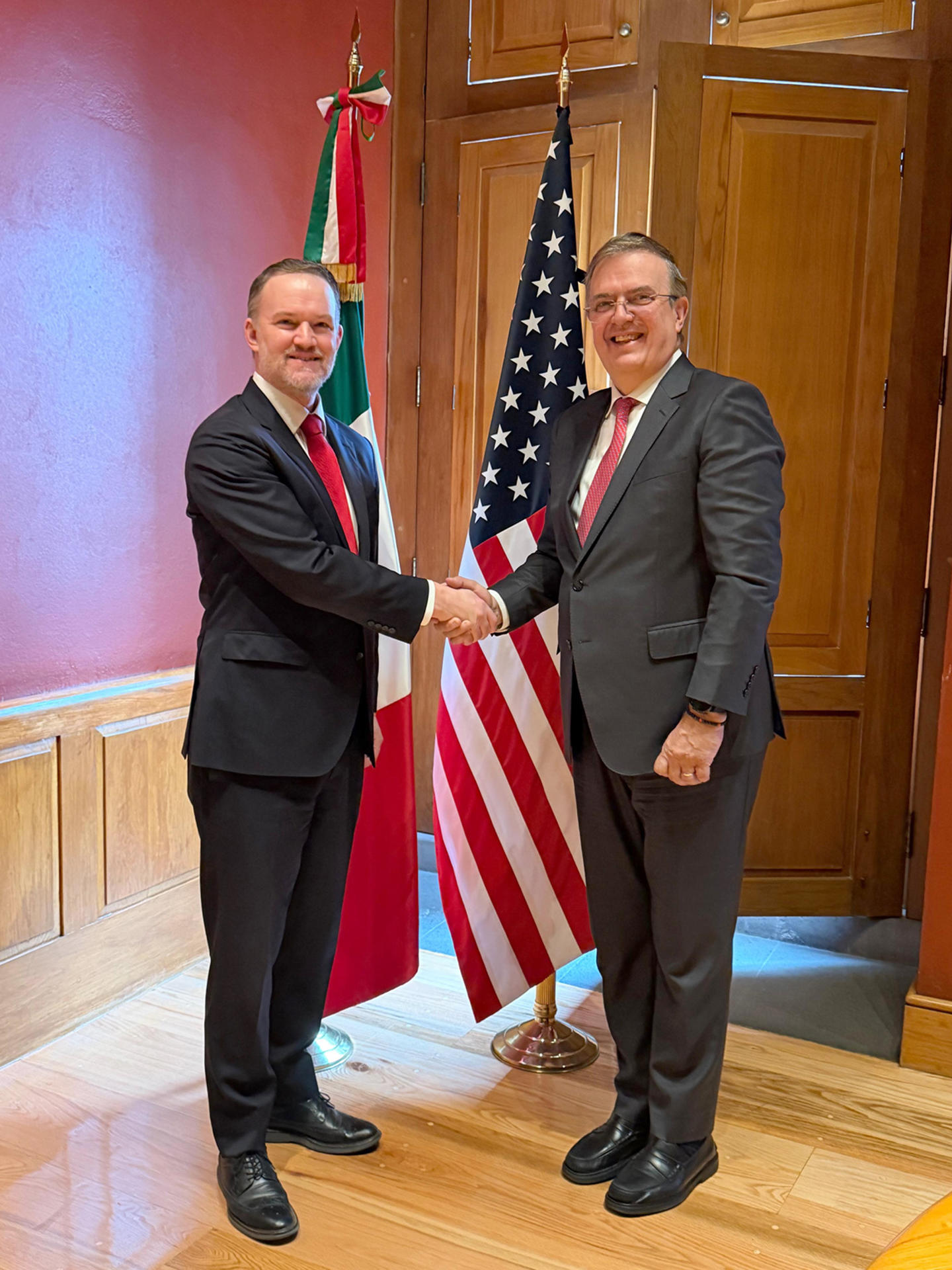 Fotografía cedida este lunes por la Secretaria de Economía, de su titular Marcelo Ebrard (d) junto al representante comercial de Estados Unidos, Jamieson Greer, durante una reunión en Ciudad de México (México). EFE/Secretaria de Economía/SOLO USO EDITORIAL/NO VENTAS/SOLO DISPONIBLE PARA ILUSTRAR LA NOTICIA QUE ACOMPAÑA (CRÉDITO OBLIGATORIO)