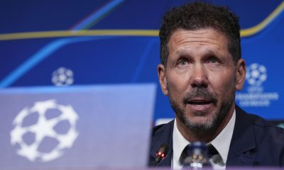 El entrenador del Atlético de Madrid, Diego Simeone, ofrece una rueda de prensa este martes en Barcelona, en la víspera del encuentro correspondiente a la ida de los cuartos de final de la UEFA Liga de Campeones que disputan FC Barcelona y Atlético de Madrid. EFE/ Enric Fontcuberta