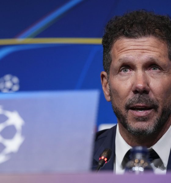 El entrenador del Atlético de Madrid, Diego Simeone, ofrece una rueda de prensa este martes en Barcelona, en la víspera del encuentro correspondiente a la ida de los cuartos de final de la UEFA Liga de Campeones que disputan FC Barcelona y Atlético de Madrid. EFE/ Enric Fontcuberta