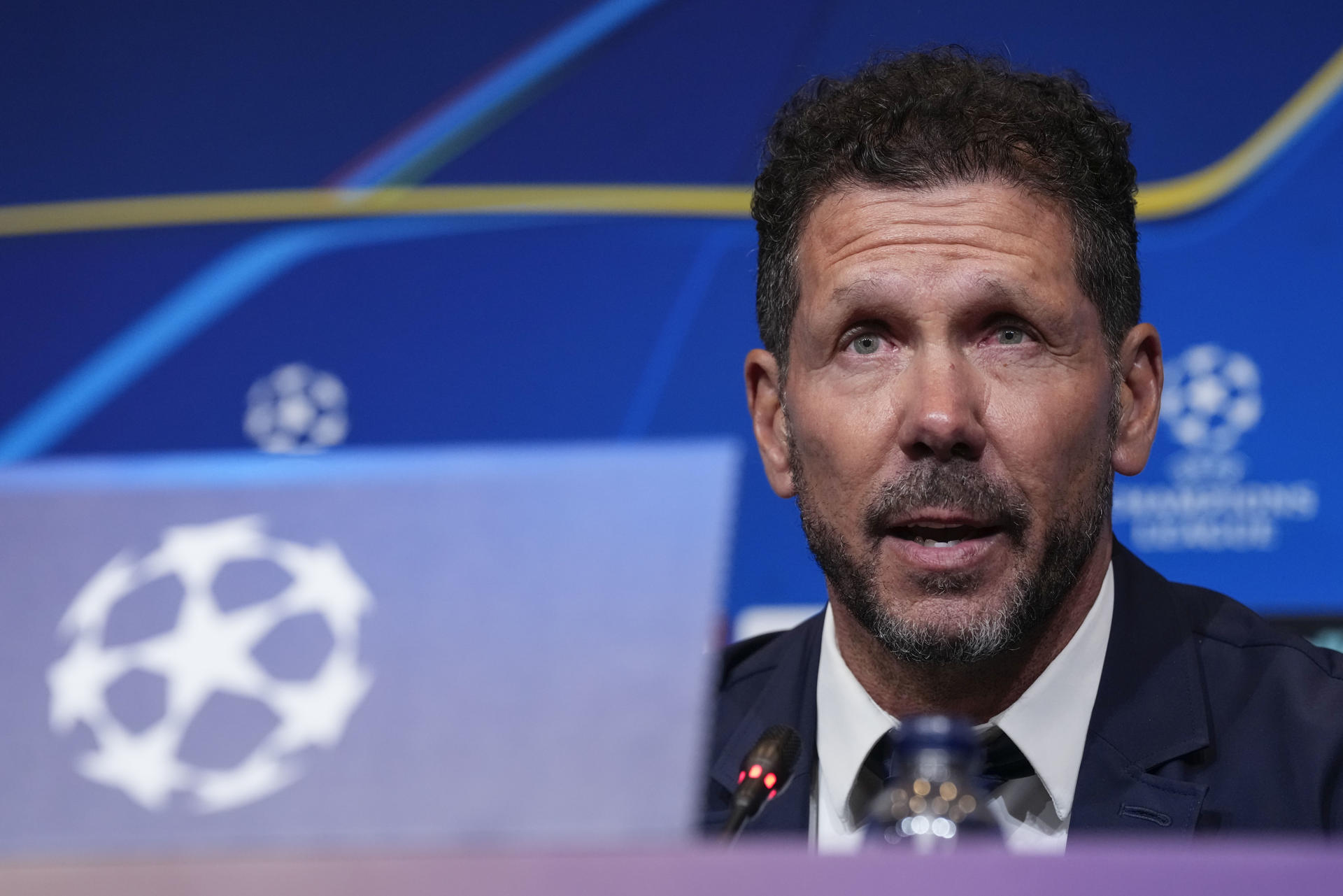 El entrenador del Atlético de Madrid, Diego Simeone, ofrece una rueda de prensa este martes en Barcelona, en la víspera del encuentro correspondiente a la ida de los cuartos de final de la UEFA Liga de Campeones que disputan FC Barcelona y Atlético de Madrid. EFE/ Enric Fontcuberta