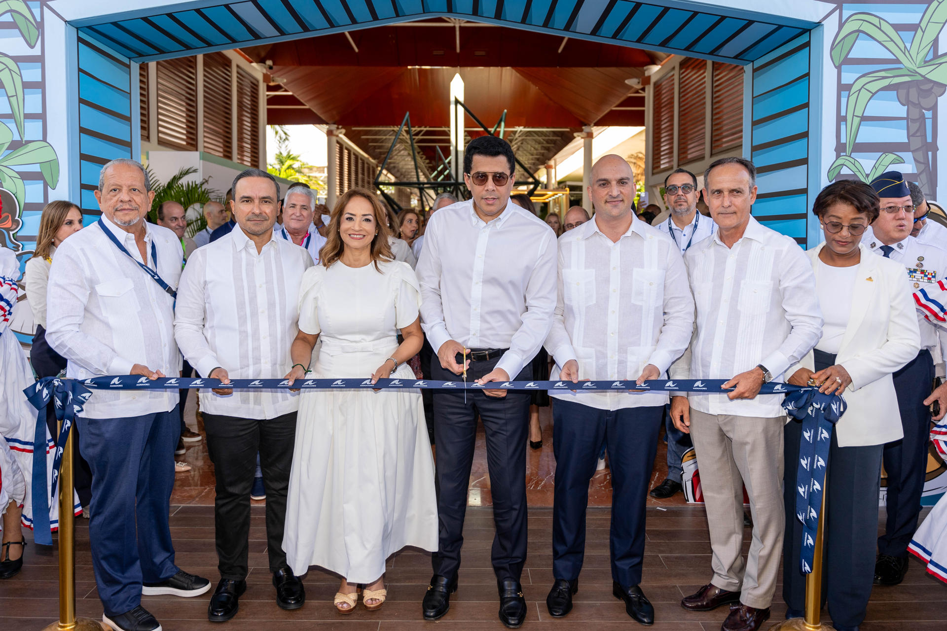 Fotografía cedida por la feria DATE que muestra al ministro de Turismo de la República Dominicana, David Collado Morales (c), en la inauguración de la feria de turismo DATE 2026 en Punta Cana (Republica Dominicana). EFE/ DATE