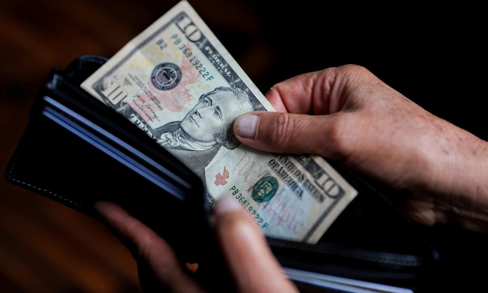 Una persona sostiene un billete de 10 dolares. Imagen de archivo. EFE/ José Jácome