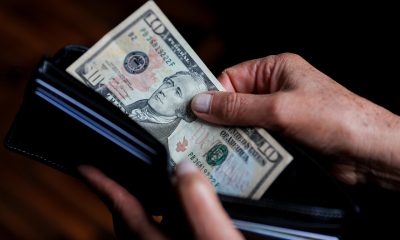 Una persona sostiene un billete de 10 dolares. Imagen de archivo. EFE/ José Jácome