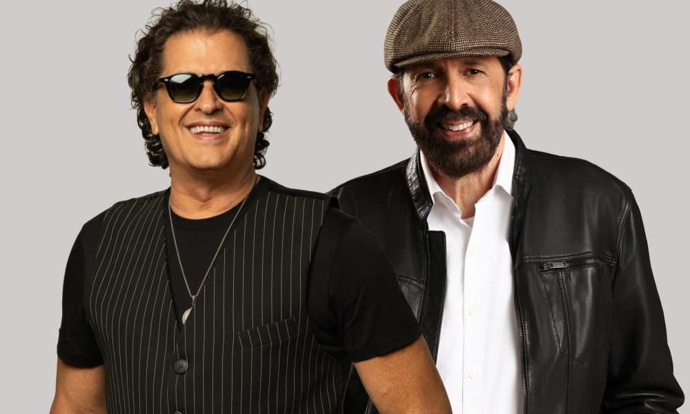 Fotografía cedida por Nevarez Communications donde aparece el colombiano Carlos Vives (i) y el dominicano Juan Luis Guerra. EFE/ Nevarez Communications /SOLO USO EDITORIAL/ NO VENTAS/ SOLO DISPONIBLE PARA ILUSTRAR LA NOTICIA QUE ACOMPAÑA (CRÉDITO OBLIGATORIO)