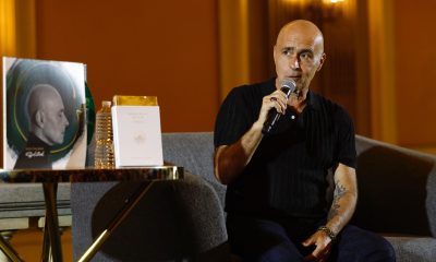 El cantante y compositor español Javier Corcobado auguró este martes, en una rueda de prensa, que su próxima actuación será una "experiencia interplanetaria" llena de "energía nuclear". EFE/ Sáshenka Gutiérrez