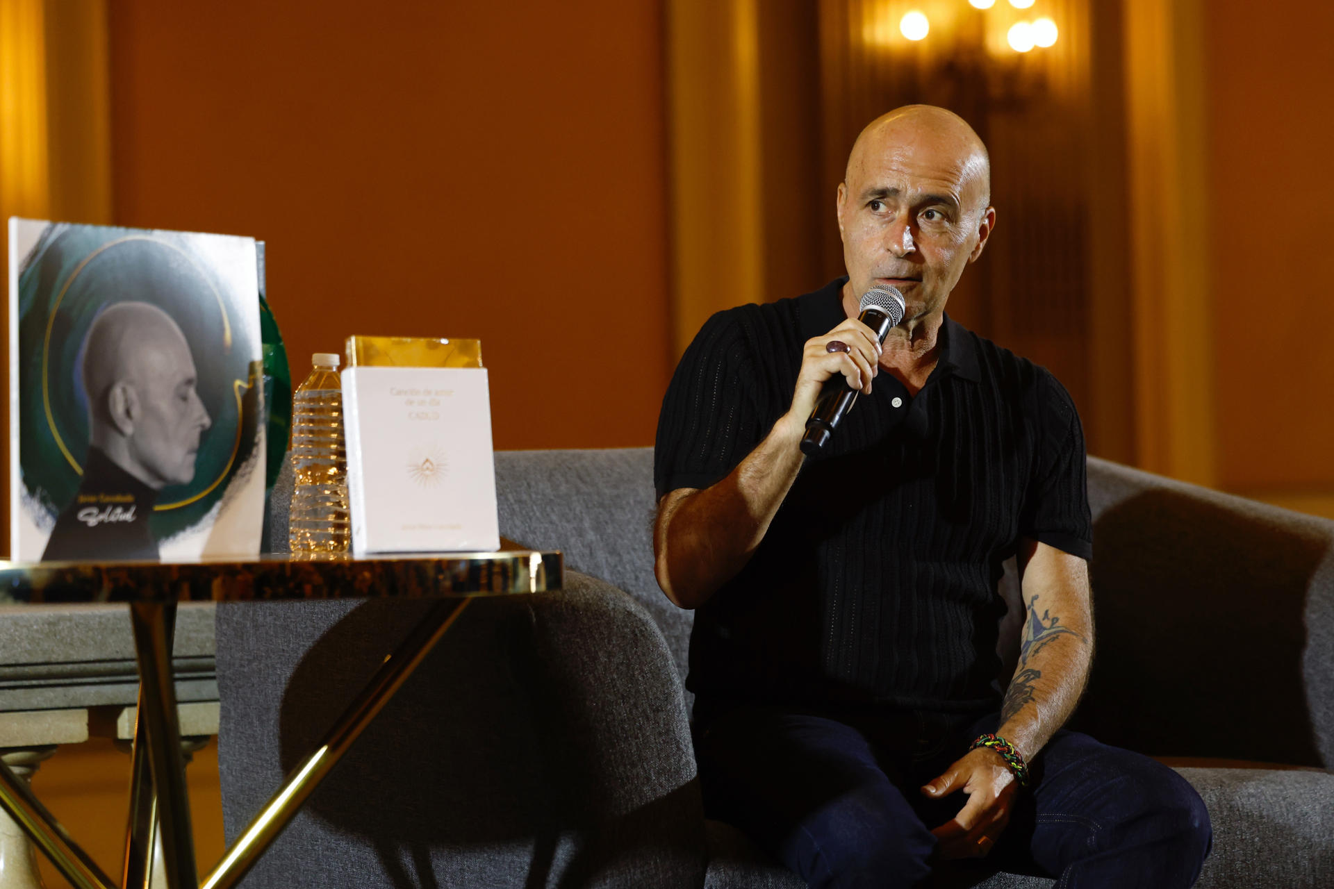 El cantante y compositor español Javier Corcobado auguró este martes, en una rueda de prensa, que su próxima actuación será una "experiencia interplanetaria" llena de "energía nuclear". EFE/ Sáshenka Gutiérrez