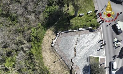 Las autoridades de Italia vigilan desde este martes el crecimiento de una gran grieta en el suelo de la localidad de Petacciato (sur), consecuencia de un antiguo corrimiento de tierra, que ha obligado a cerrar el tráfico rodado y ferroviario en la zona. EFE/Bomberos Italianos/SÓLO USO EDITORIAL/SÓLO DISPONIBLE PARA ILUSTRAR LA NOTICIA QUE ACOMPAÑA (CRÉDITO OBLIGATORIO)