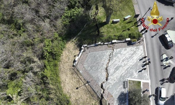 Las autoridades de Italia vigilan desde este martes el crecimiento de una gran grieta en el suelo de la localidad de Petacciato (sur), consecuencia de un antiguo corrimiento de tierra, que ha obligado a cerrar el tráfico rodado y ferroviario en la zona. EFE/Bomberos Italianos/SÓLO USO EDITORIAL/SÓLO DISPONIBLE PARA ILUSTRAR LA NOTICIA QUE ACOMPAÑA (CRÉDITO OBLIGATORIO)