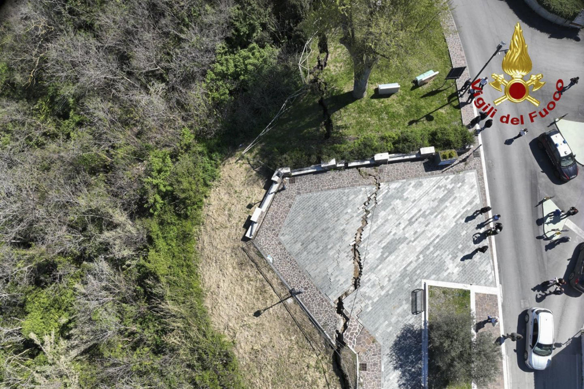 Las autoridades de Italia vigilan desde este martes el crecimiento de una gran grieta en el suelo de la localidad de Petacciato (sur), consecuencia de un antiguo corrimiento de tierra, que ha obligado a cerrar el tráfico rodado y ferroviario en la zona. EFE/Bomberos Italianos/SÓLO USO EDITORIAL/SÓLO DISPONIBLE PARA ILUSTRAR LA NOTICIA QUE ACOMPAÑA (CRÉDITO OBLIGATORIO)
