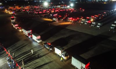 Fotografía aérea que muestra camiones que transportan material electoral hacia los locales de votación en Lima Metropolitana y el Callao en el marco de las elecciones generales de este domingo. EFE/ John Reyes
