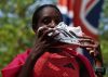 La atleta etíope Tigst Assefa besa su zapatilla, tras ganar el maratón de Londres. con récord del mundo incluido (2:15:41). EFE/EPA/NEIL HALL
