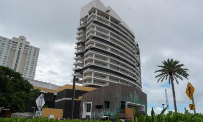 Fotografía que muestra la estructura del hotel Mandarin Oriental durante su demolición en Miami (EE.UU.). EFE/ Alberto Boal