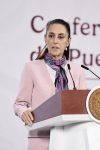 La presidenta de México, Claudia Sheinbaum, habla en una rueda de prensa este jueves en el Palacio Nacional de la Ciudad de México (México). EFE/José Méndez
