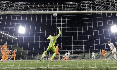 El guardameta de La Guaira, Cristopher Varela (c) neutraliza un claro avance de Fluminense durante el partido de la primera jornada de la fase de grupos jugado este martes en el Estadio Olímpico de la Universidad Central de Venezuela, en Caracas. EFE/ Miguel Gutiérrez