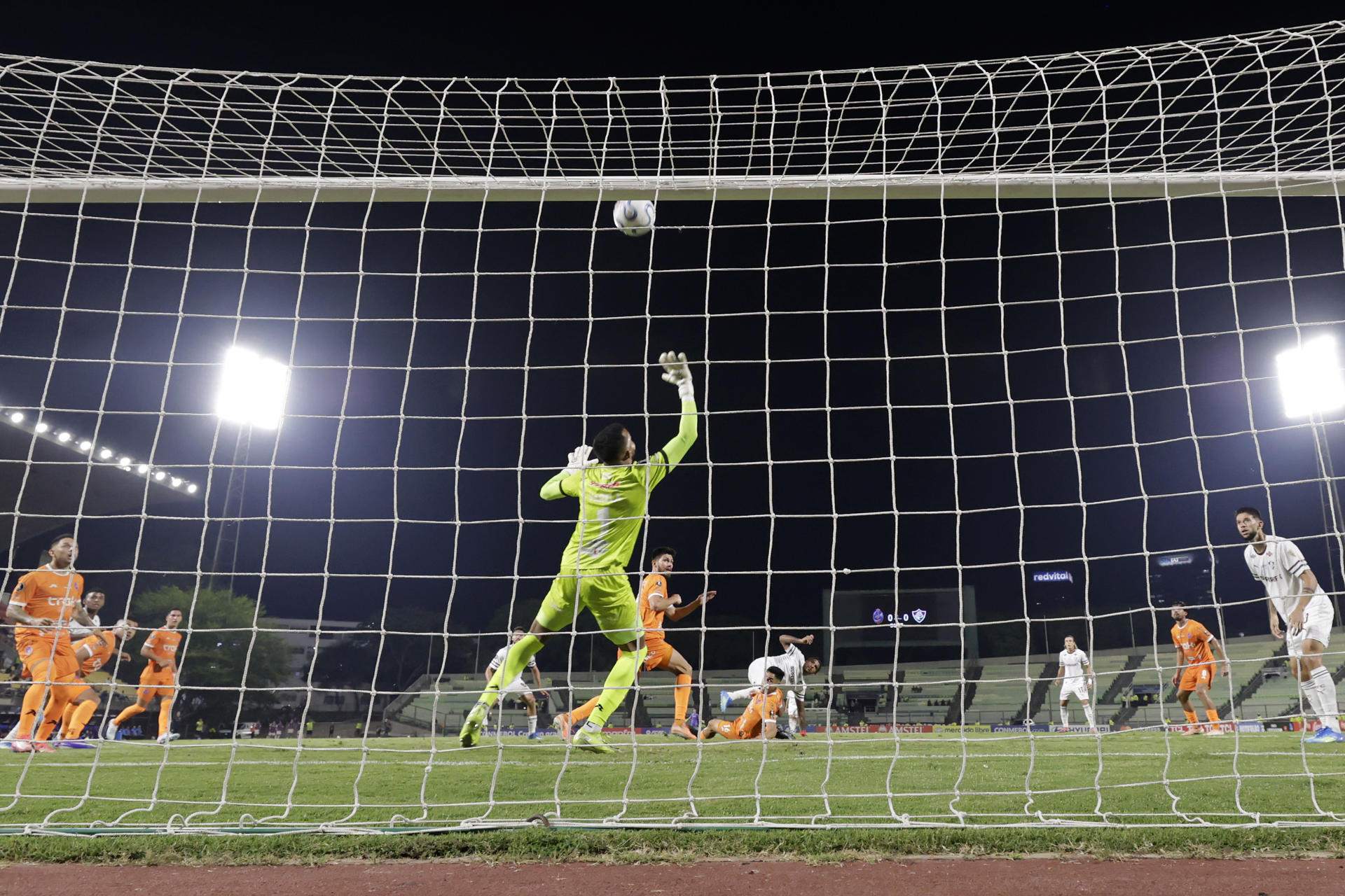 El guardameta de La Guaira, Cristopher Varela (c) neutraliza un claro avance de Fluminense durante el partido de la primera jornada de la fase de grupos jugado este martes en el Estadio Olímpico de la Universidad Central de Venezuela, en Caracas. EFE/ Miguel Gutiérrez