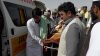 Varias personas trasladan el cuerpo de una víctima mortal de un proyectil de mortero presuntamente disparado desde el lado afgano en Chaman, Pakistán, el 28 de abril de 2026. Las autoridades informaron que al menos un hombre murió y otro resultó herido en un presunto bombardeo transfronterizo, mientras persisten las tensiones a lo largo de la frontera entre Pakistán y Afganistán.(Afganistán) EFE/EPA/AKHTAR GULFAM
