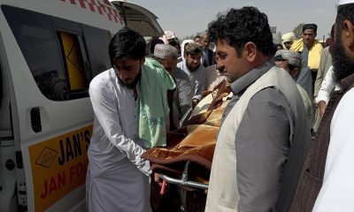 Varias personas trasladan el cuerpo de una víctima mortal de un proyectil de mortero presuntamente disparado desde el lado afgano en Chaman, Pakistán, el 28 de abril de 2026. Las autoridades informaron que al menos un hombre murió y otro resultó herido en un presunto bombardeo transfronterizo, mientras persisten las tensiones a lo largo de la frontera entre Pakistán y Afganistán.(Afganistán) EFE/EPA/AKHTAR GULFAM