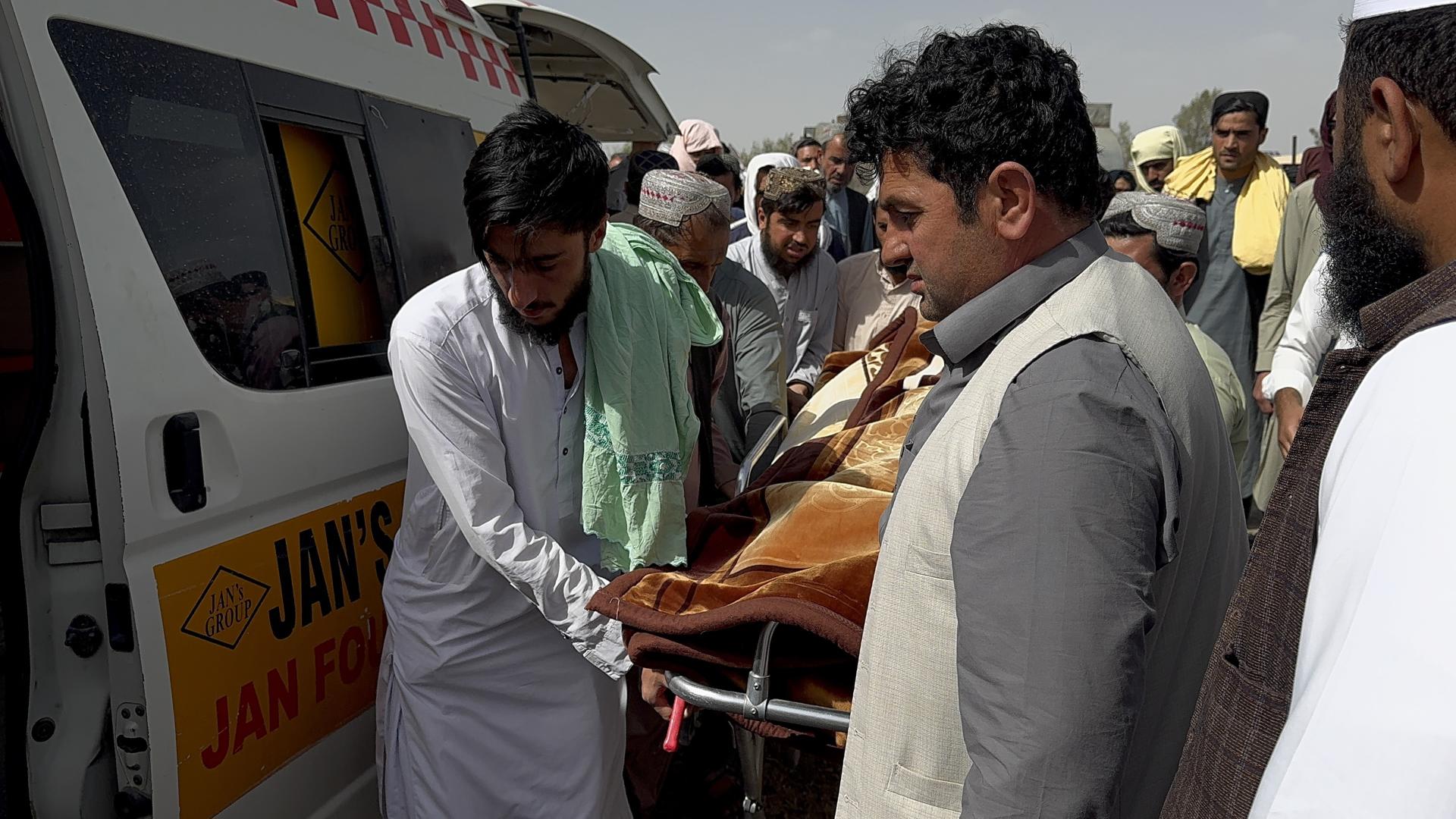 Varias personas trasladan el cuerpo de una víctima mortal de un proyectil de mortero presuntamente disparado desde el lado afgano en Chaman, Pakistán, el 28 de abril de 2026. Las autoridades informaron que al menos un hombre murió y otro resultó herido en un presunto bombardeo transfronterizo, mientras persisten las tensiones a lo largo de la frontera entre Pakistán y Afganistán.(Afganistán) EFE/EPA/AKHTAR GULFAM