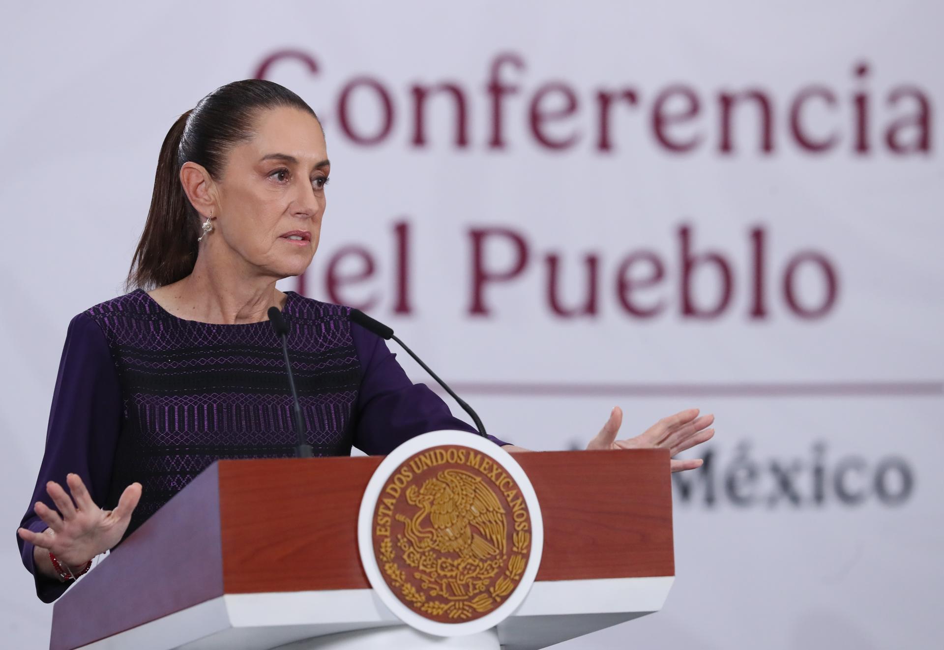 La presidenta de México, Claudia Sheinbaum habla este viernes durante una rueda de prensa matutina en Palacio Nacional de la Ciudad de México (México). EFE/Mario Guzmán