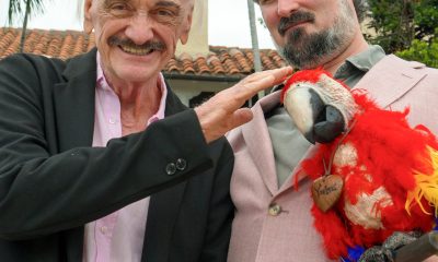 El actor Rubén Rabasa (i) y el director de la comedia 'El viejo y la cotorra', Gabriel de Varona, posan durante una entrevista con EFE este viernes, en Miami (EE.UU). El derecho a vivir como uno desea y el duelo por un ser querido son dos de los temas centrales de la película de comedia 'El viejo y la cotorra'. EFE/ Alberto Boal