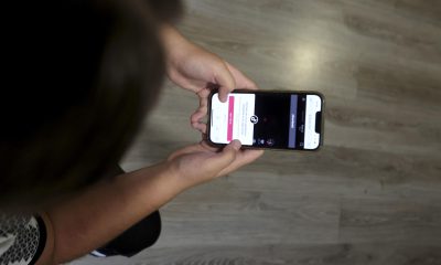 Una chica consulta su teléfono móvil, en una fotografía de archivo. EFE/ J.M. García