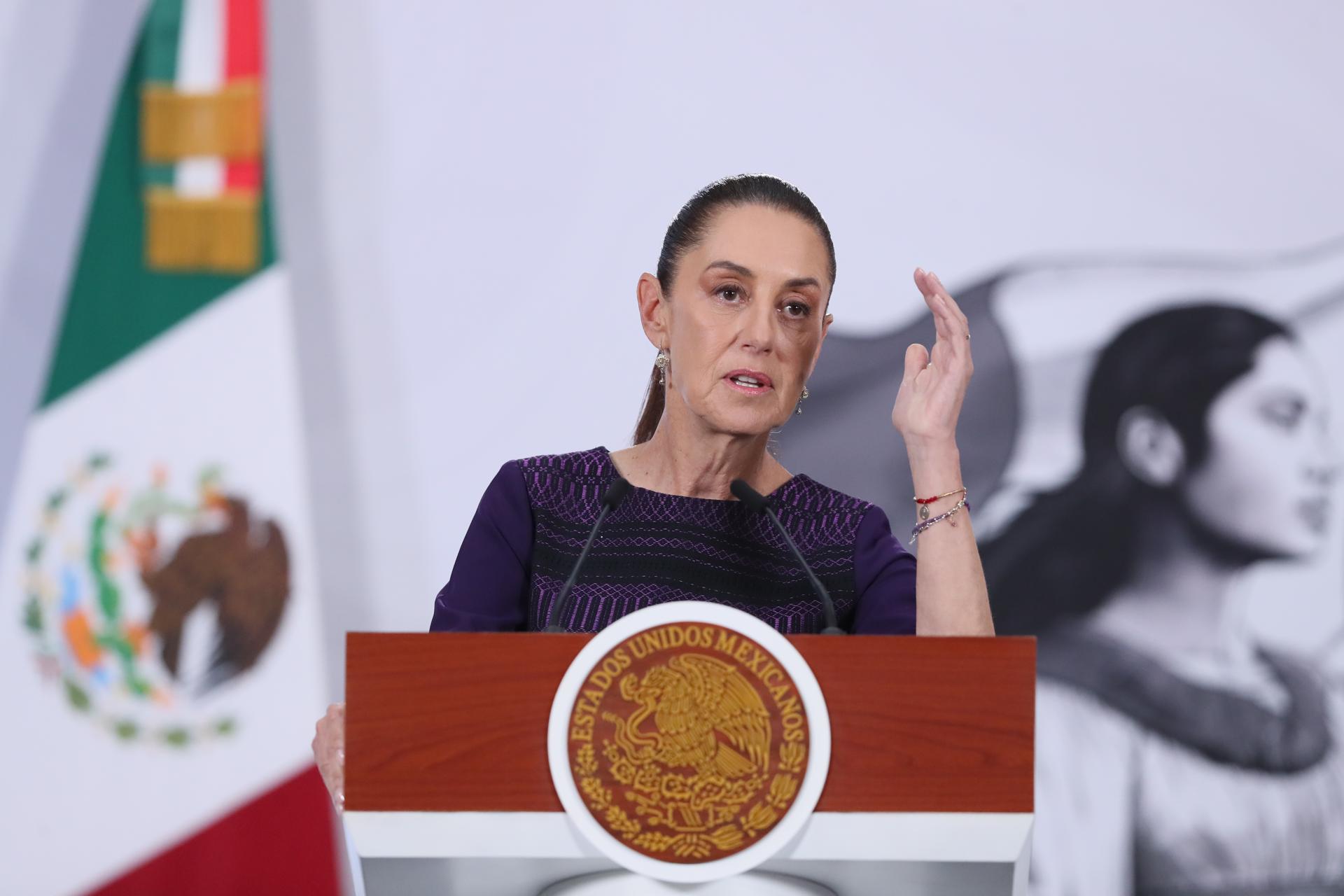 La presidenta de México, Claudia Sheinbaum, habla durante una rueda de prensa este viernes, en Palacio Nacional de la Ciudad de México (México).EFE/Mario Guzmán