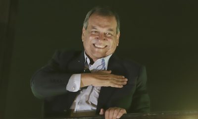 El candidato a la Presidencia de Perú por el Partido del Buen Gobierno, Jorge Nieto, saluda durante el evento de cierre de su campaña este jueves, en Lima (Perú). EFE/ Sebastián Blanco