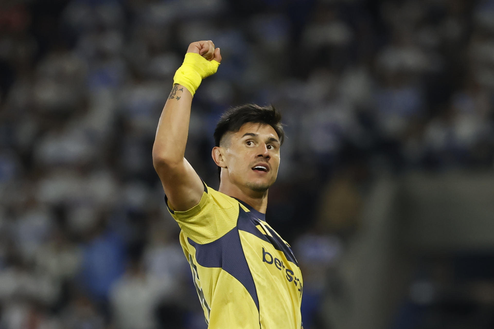 El paraguayo Adam Bareiro celebra un gol para Boca Juniors en la Copa Libertadores ante Universidad Católica en el estadio Claro Arena en Santiago (Chile). EFE/Elvis González