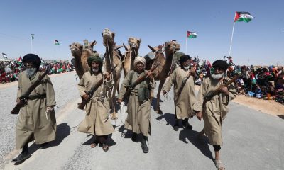 Soldados saharauis desfilan en una marcha conmemorativa del 50.º aniversario de la proclamación de la República Saharaui en Aousserd, en Tindouf, al suroeste de Argel, Argelia, el 8 de abril de 2026. El 27 de febrero de 1976, el Frente Polisario proclamó la República Saharaui en Bir Lahlou, poco después de la retirada española. Esta proclamación reafirmó la identidad saharaui y su anhelo de independencia frente a las reivindicaciones territoriales de Marruecos y Mauritania. (Marruecos, España, Sáhara Occidental, Argel) EFE/EPA/MOHAMED MESSARA