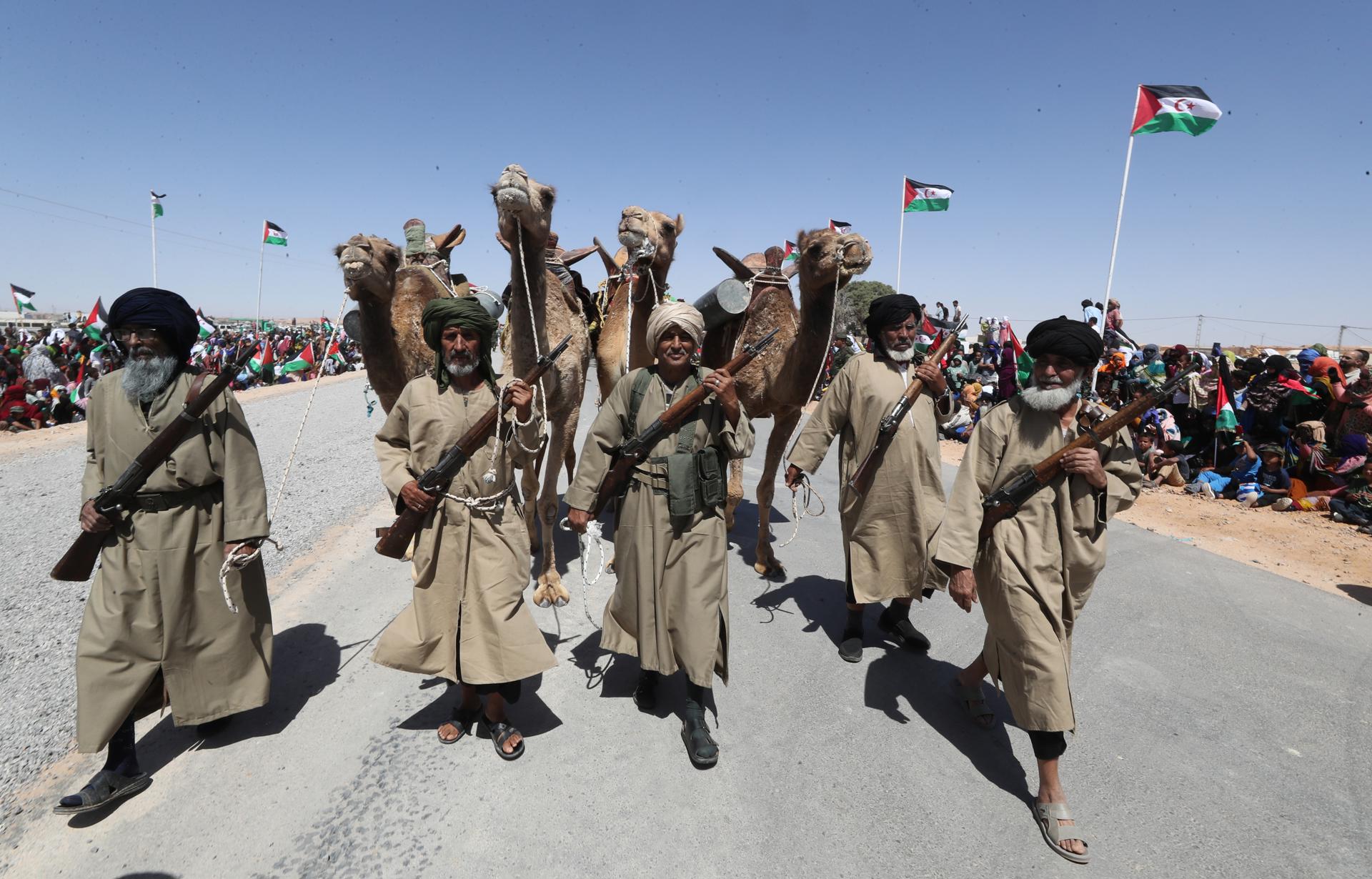 Soldados saharauis desfilan en una marcha conmemorativa del 50.º aniversario de la proclamación de la República Saharaui en Aousserd, en Tindouf, al suroeste de Argel, Argelia, el 8 de abril de 2026. El 27 de febrero de 1976, el Frente Polisario proclamó la República Saharaui en Bir Lahlou, poco después de la retirada española. Esta proclamación reafirmó la identidad saharaui y su anhelo de independencia frente a las reivindicaciones territoriales de Marruecos y Mauritania. (Marruecos, España, Sáhara Occidental, Argel) EFE/EPA/MOHAMED MESSARA