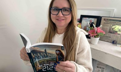 Fotografía cedida de la escritora Yurina Melara sosteniendo una copia de su novela 'El Salvador 2125' en su casa en Los Ángeles (Estados Unidos). EFE/Y. Melara /SOLO USO EDITORIAL /NO VENTAS /SOLO DISPONIBLE PARA ILUSTRAR LA NOTICIA QUE ACOMPAÑA /CRÉDITO OBLIGATORIO