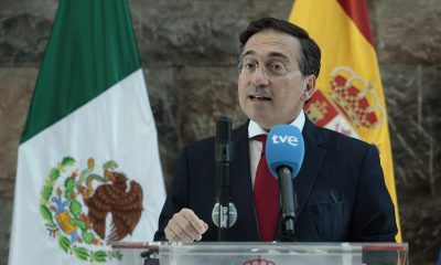 El ministro de Asuntos Exteriores de España, José Manuel Albares, habla durante una visita al Consulado General de España este miércoles, en la Ciudad de México (México). EFE/José Méndez