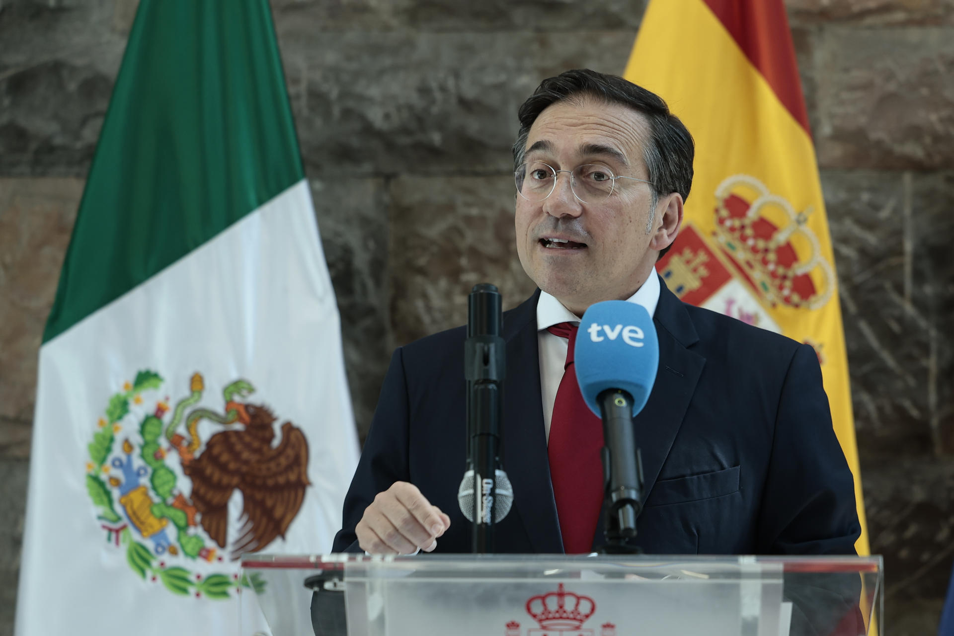El ministro de Asuntos Exteriores de España, José Manuel Albares, habla durante una visita al Consulado General de España este miércoles, en la Ciudad de México (México). EFE/José Méndez