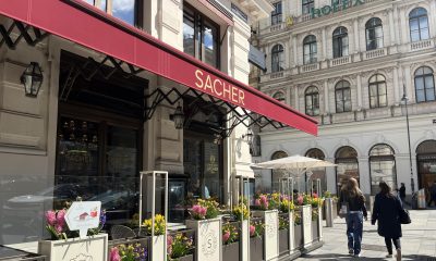 VIENA (AUSTRIA), 18/04/2026.- Hace casi dos siglos una casualidad llevó al joven cocinero Franz Sacher a crear la que ahora es la tarta de chocolate más famosa del mundo. Ahora, el hotel que fundó su hijo y lleva su nombre celebra 150 años como uno de los únicos de cinco estrellas que sigue siendo un negocio familiar. La leyenda dice que Franz Sacher inventó este pastel en 1832, cuando era un aprendiz de 16 años en la cocina del príncipe Klemens von Metternich, en aquel entonces el hombre más poderoso del Imperio Habsburgo, tras el emperador. EFE/ Sara Corsellas