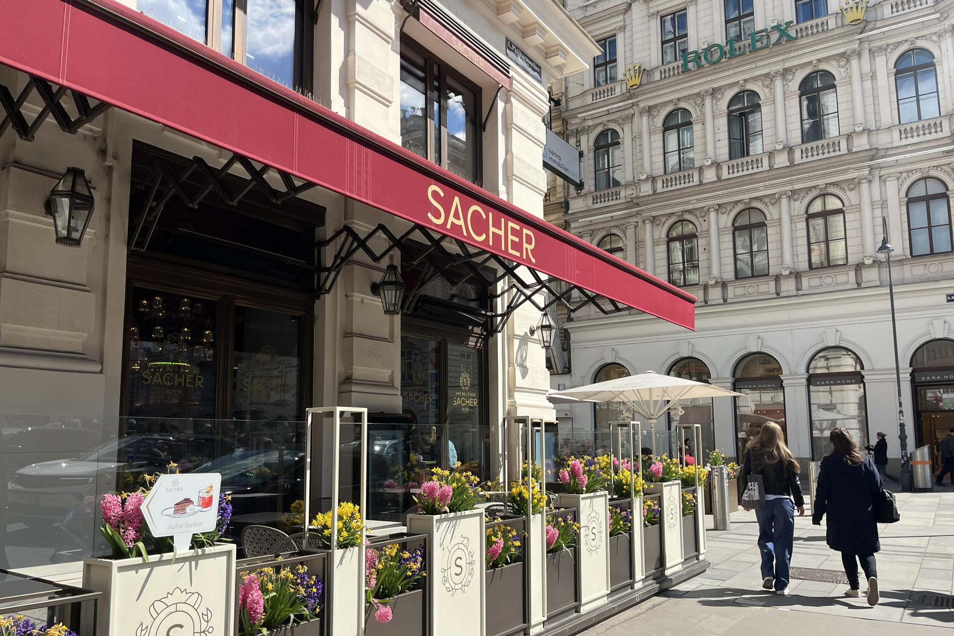 VIENA (AUSTRIA), 18/04/2026.- Hace casi dos siglos una casualidad llevó al joven cocinero Franz Sacher a crear la que ahora es la tarta de chocolate más famosa del mundo. Ahora, el hotel que fundó su hijo y lleva su nombre celebra 150 años como uno de los únicos de cinco estrellas que sigue siendo un negocio familiar. La leyenda dice que Franz Sacher inventó este pastel en 1832, cuando era un aprendiz de 16 años en la cocina del príncipe Klemens von Metternich, en aquel entonces el hombre más poderoso del Imperio Habsburgo, tras el emperador. EFE/ Sara Corsellas