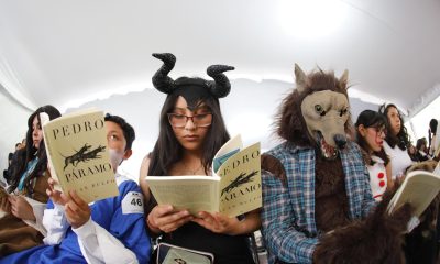 Personas participan en un maratón de lectura del libro ‘Pedro Páramo’ del escritor mexicano Juan Rulfo, este jueves en el marco del Día Mundial del Libro en Guadalajara (México). EFE/Francisco Guasco