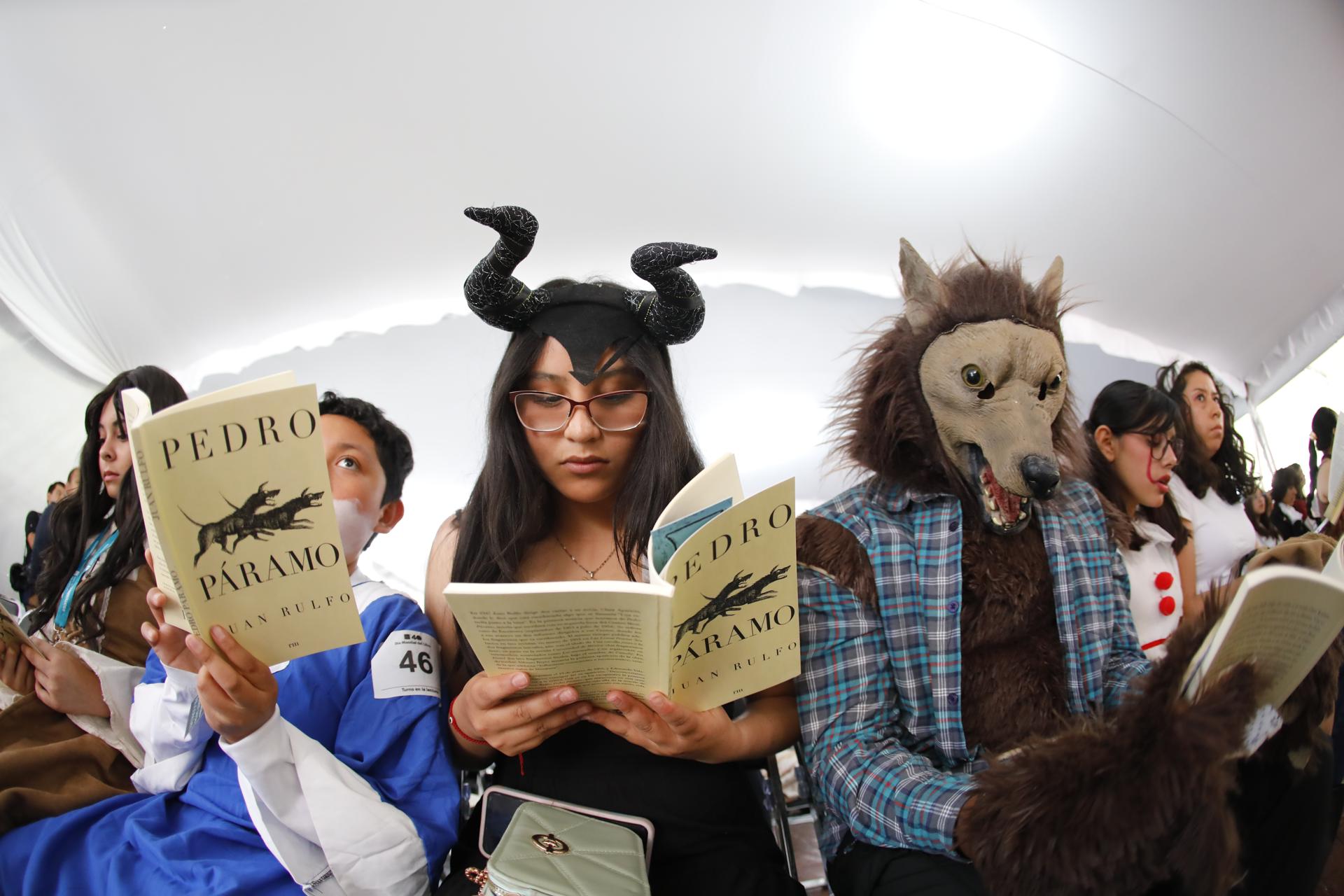 Personas participan en un maratón de lectura del libro ‘Pedro Páramo’ del escritor mexicano Juan Rulfo, este jueves en el marco del Día Mundial del Libro en Guadalajara (México). EFE/Francisco Guasco