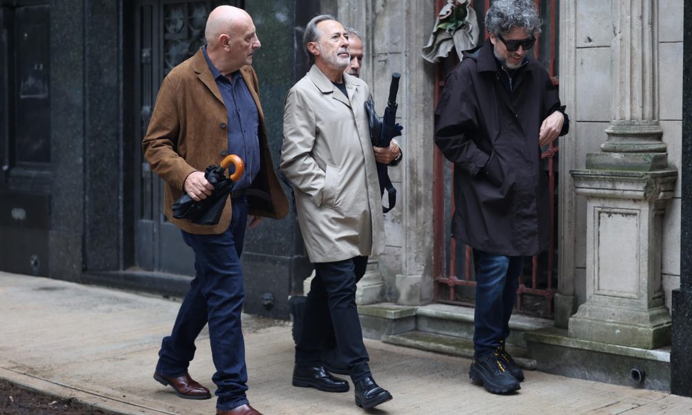 Los actores argentinos Gabriel Goity (i) Guillermo Francella (c) y el director de cine Mariano Cohn asisten al funeral del actor Luis Brandoni en Buenos Aires (Argentina). EFE/ Juan Ignacio Roncoroni