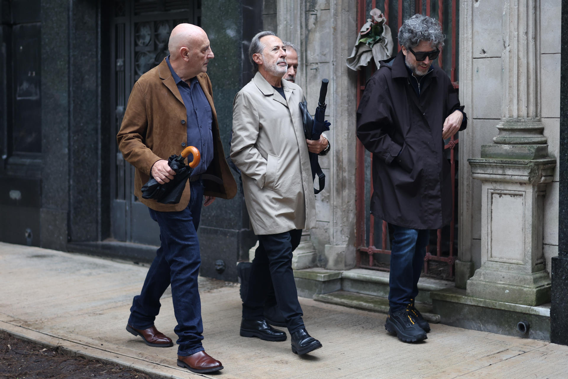 Los actores argentinos Gabriel Goity (i) Guillermo Francella (c) y el director de cine Mariano Cohn asisten al funeral del actor Luis Brandoni en Buenos Aires (Argentina). EFE/ Juan Ignacio Roncoroni